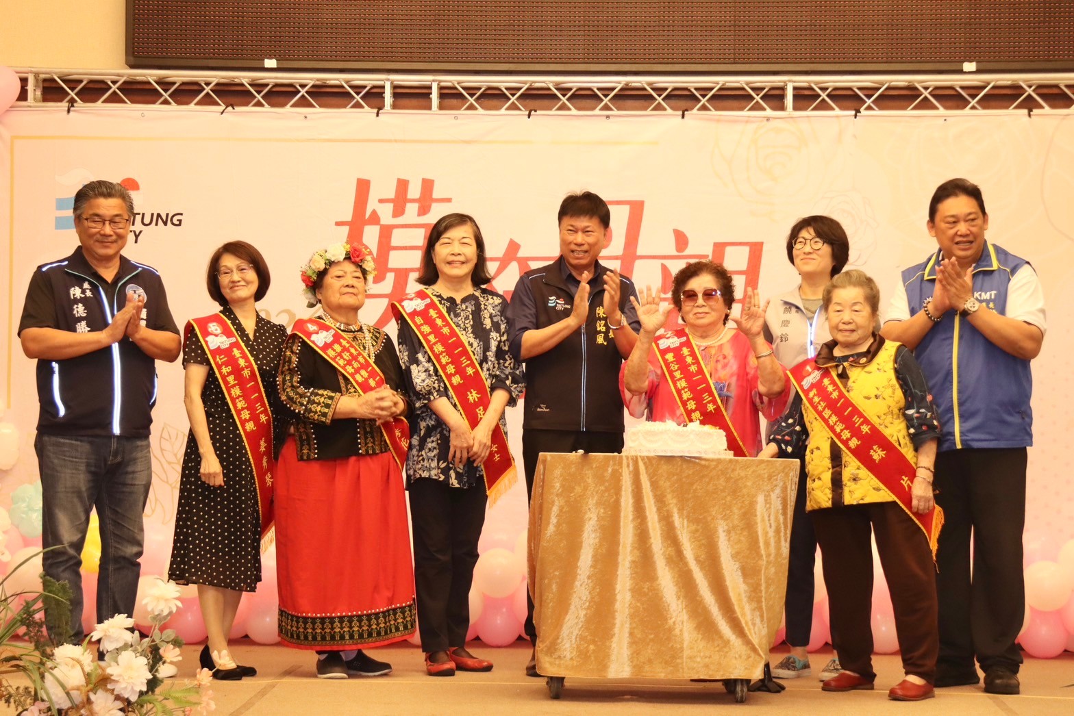 ▲臺東市公所選在母親節前，舉辦『臺東市113年模範母親表揚大會』表揚活動，包括縣長饒慶鈴、副議長林琮翰和市民代表、里長…，都到場共襄盛舉。由5位縣表揚的模範母親代表上臺，與市長陳銘風及貴賓共同切下母親節蛋糕，左二為最高齡92歲的東海龍門天聖宮宮主嬤蘇片女士。(圖/東海龍門天聖宮 提供)